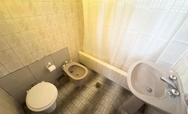 Casa 460 m2 Terreno  |251 m2 Cubiertos  |  3 Dormitorios + Galpón con Oficinas | 2 Baños