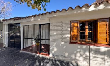 Casa 460 m2 Terreno  |251 m2 Cubiertos  |  3 Dormitorios + Galpón con Oficinas | 2 Baños