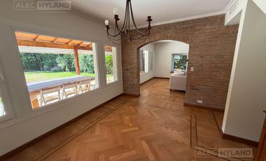 Excelente casa en venta, en zona Casuarinas de Lomas de San Isidro
