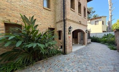 Excelente casa en venta, en zona Casuarinas de Lomas de San Isidro