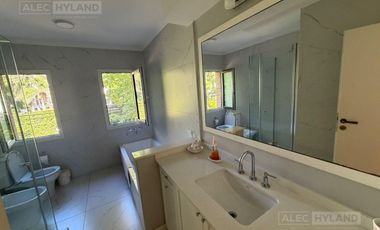 Excelente casa en venta, en zona Casuarinas de Lomas de San Isidro