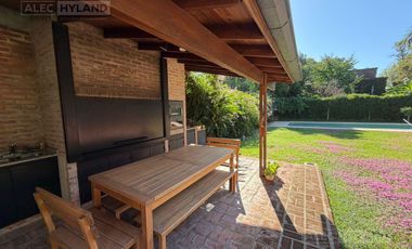 Excelente casa en venta, en zona Casuarinas de Lomas de San Isidro