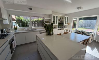 Excelente casa en venta, en zona Casuarinas de Lomas de San Isidro