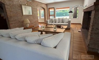 Excelente casa en venta, en zona Casuarinas de Lomas de San Isidro