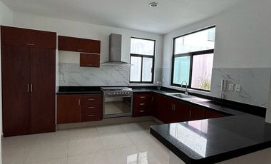 RENTA CASA EN LOMAS DE ANGELOPOLIS 2. ZONA AZUL. PUEBLA