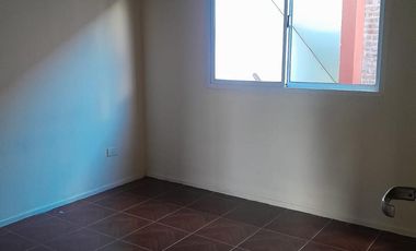 Departamento de 3 ambientes en 1er piso por escalera en alquiler, en Loma Hermosa.