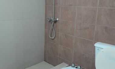 Departamento de 3 ambientes en 1er piso por escalera en alquiler, en Loma Hermosa.