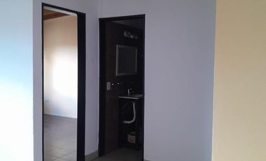 Departamento de 3 ambientes en 1er piso por escalera en alquiler, en Loma Hermosa.