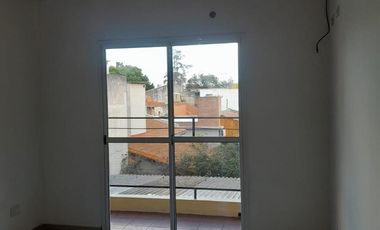 Departamento de 3 ambientes en 1er piso por escalera en alquiler, en Loma Hermosa.