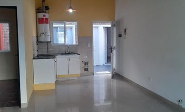 Departamento de 3 ambientes en 1er piso por escalera en alquiler, en Loma Hermosa.