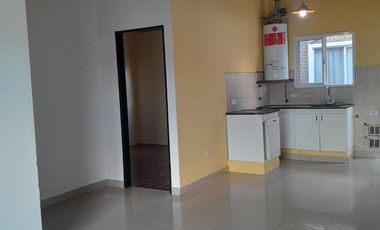 Departamento de 3 ambientes en 1er piso por escalera en alquiler, en Loma Hermosa.