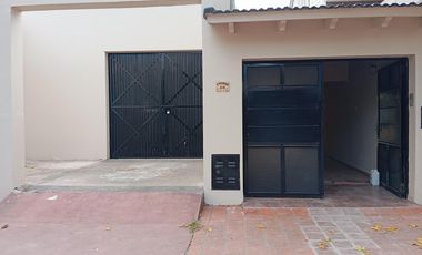 Casa con galpón y garaje doble