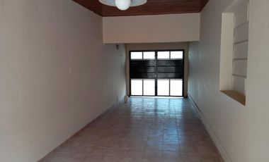 Casa con galpón y garaje doble