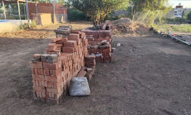 VENDO  LOTE CON CONSTRUCCION- BARRANCAS COLORADAS S.LUIS
