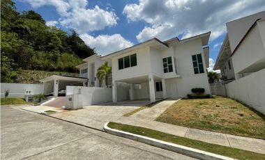 SE VENDE CASA EN ALTOS DE PANAM PH HORIZONTES CON TERRAZA Y PATIO