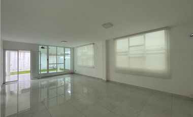 SE VENDE CASA EN ALTOS DE PANAM PH HORIZONTES CON TERRAZA Y PATIO