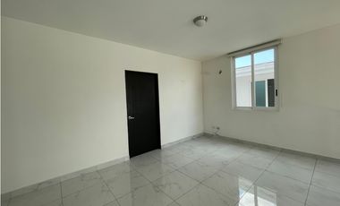 SE VENDE CASA EN ALTOS DE PANAM PH HORIZONTES CON TERRAZA Y PATIO