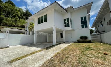 SE VENDE CASA EN ALTOS DE PANAM PH HORIZONTES CON TERRAZA Y PATIO