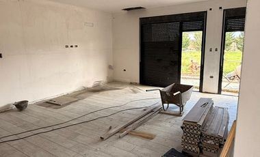 Casa en venta c/ cochera en Las Acacias II