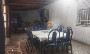 CASA CON DEPARTAMENTO. B° SANTA CRUZ, CHIMBAS