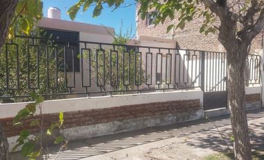 CASA CON DEPARTAMENTO. B° SANTA CRUZ, CHIMBAS