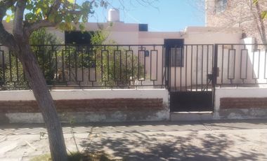 CASA CON DEPARTAMENTO. B° SANTA CRUZ, CHIMBAS
