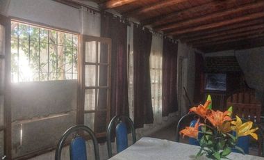 CASA CON DEPARTAMENTO. B° SANTA CRUZ, CHIMBAS