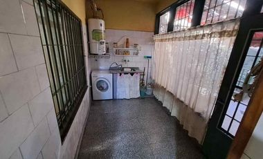 VENTA CASA EN ESQUINA CON GALPON.