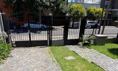 CASA EN VENTA QUILMES 4 dormitorios cochera, patio
