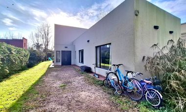 CASA EN VENTA EN PEHUAJÓ CON PILETA