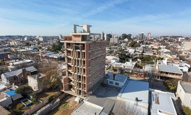 DPTO 2 DORMITORIOS C COCHERA EN EDIF CONFORT BROWN