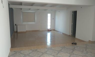 EN VENTA CASA CON MONOAMBIENTE - PLOTTIER