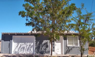 EN VENTA CASA CON MONOAMBIENTE - PLOTTIER