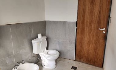 EN VENTA CASA CON MONOAMBIENTE - PLOTTIER