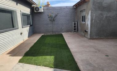 EN VENTA CASA CON MONOAMBIENTE - PLOTTIER