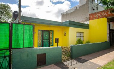 CASA EN VENTA EN MONTE GRANDE SOBRE LOTE DE 220 M2