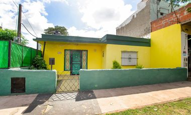 CASA EN VENTA EN MONTE GRANDE SOBRE LOTE DE 220 M2