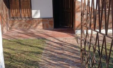 CASA EN VENTA EN BARRIO PANDO, ZONA SUR GOYA