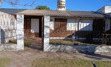 CASA EN VENTA EN BARRIO PANDO, ZONA SUR GOYA