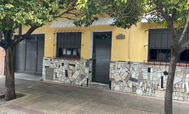SE VENDE CASA 4 DORM B° AMEGHINO, V.M. C/ESCRITURA