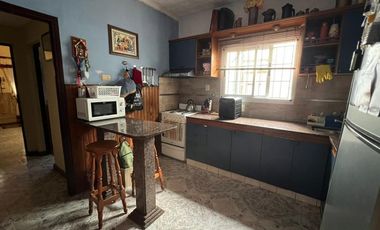 SE VENDE CASA 4 DORM B° AMEGHINO, V.M. C/ESCRITURA