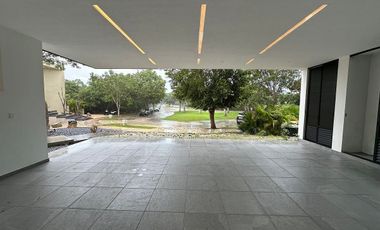 Casa en renta con vista a campo y lago en la privada Kilil, Yucatán Country Club