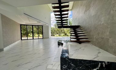 Casa en renta con vista a campo y lago en la privada Kilil, Yucatán Country Club