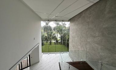 Casa en renta con vista a campo y lago en la privada Kilil, Yucatán Country Club