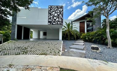 Casa en renta con vista a campo y lago en la privada Kilil, Yucatán Country Club