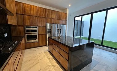 Casa en renta con vista a campo y lago en la privada Kilil, Yucatán Country Club