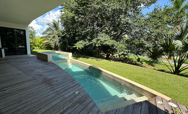 Casa en renta con vista a campo y lago en la privada Kilil, Yucatán Country Club