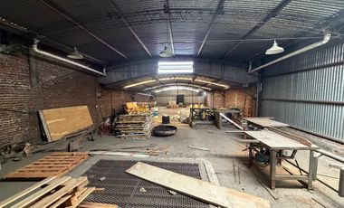 Depósito sobre avenida de 250m2 + 250m2 de Entrepiso Metalico con ofic. y vest.
