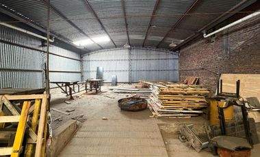 Depósito sobre avenida de 250m2 + 250m2 de Entrepiso Metalico con ofic. y vest.