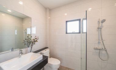 4 Bedroom House for sale at Graceland